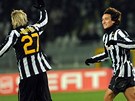 NECHYTÍ M Niccolo Giannetti z Juventusu (vpravo) slaví gól, gratulovat mu pibíhá spoluhrá Milo Krasi.