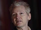Zakladatel serveru WikiLeaks Julian Assange po proputní na kauci (16. prosince 2010)