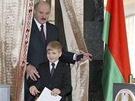 Favorita voleb Lukaenka doprovázel k volební urn syn.