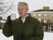 Julian Assange ped doasnm domovem ve venkovskm sdle Ellingham Hall v anglick obci Bungay (17. prosince 2010)