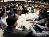 STOVKY HR���. Na turnaj European Poker Tour se do Prahy sjely stovky hr���.