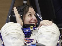 Americk astronautka Catherine Colemanov ped odletem raketoplnu Sojuz TMA-20 k ISS. (15. prosince 2010)