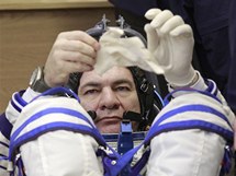 Italsk astronaut Paolo Nespoli ped odletem raketoplnu Sojuz TMA-20 k ISS. (15. prosince 2010)