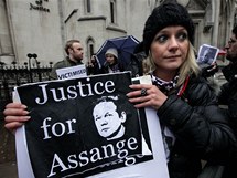 Pznivci Juliana Assange ekaj ped soudem (16. prosince 2010)
