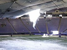 Snhov boue suuje USA. Na snmku protren stecha  fotbalovho stadionu v Minneapolisu (12. prosince 2010)