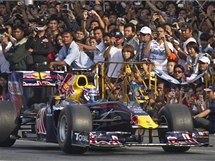 Mark Webber s vozem tmu Red Bull pi jzd ulicemi thajskho Bangkoku.
