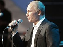 Vladimir Putin zazpval skladbu Louise Armstronga Blueberry Hill