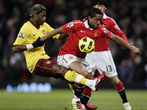Anderson (uprosted) z Manchesteru United v souboji s Alexem Songem z Arsenalu. 