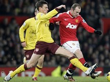 Wayne Rooney z Manchesteru United (vpravo) unik brncm hrm Arsenalu.