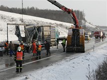 Odklzen nehody na R35 u Lipnka nad Bevou.