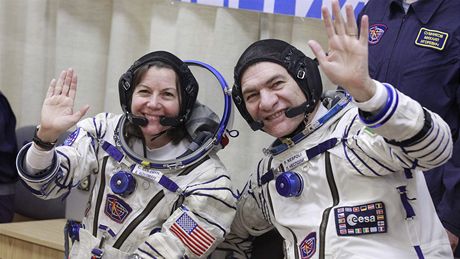 Americká astronautka Catherine Colemanová a její italský kolega Paolo Nespoli ped odletem raketoplánu Sojuz TMA-20 k ISS. (15. prosince 2010)