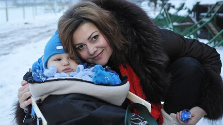 Zp�va�ka Ilona Csáková se synem Danielem u� více ne� rok �ije v brn�nských Sob�icích.