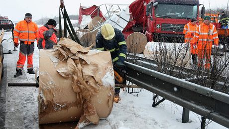 Nehoda kamionu vezoucího papír zablokovala v sobotu ránu rychlostní silnici R35 ve smru na Ostravu.