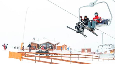 Nový ly�a�ský areál na Javorníku u Liberce p�ilákal o víkendu dva tisíce ly�a��.