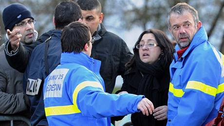 U francouzské kolky, kde pomatený mladík drel dtská rukojmí, se shromaovali zoufalí rodie (13. prosince 2010)