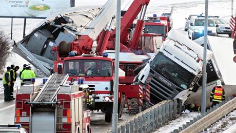 Odstraování následk nehody kamion na 17. kilometru Praského okruhu (13.12.2010)