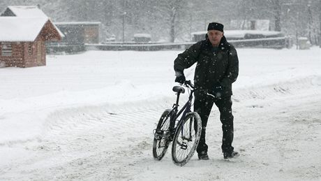 Cyklista na snhu v Ostravici (14.12.2010)