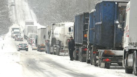 Ucpaná silnice z Ústí nad Labem na Teplic, kamiony nemohou vyjet kopec u odboky na Chlumec 