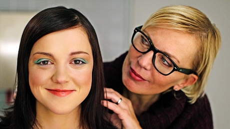 Studentka Petra po promn v novém party líení - make-up promna Kateiny Kornové