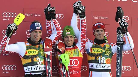 Stupn vítz po závodu SP ve Val d'Isere: zleva druhý Benjamin Raich, vítz Marcel Hirscher a tetí Steve Missilier