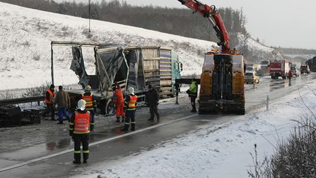 Nehoda dvou kamion a osobnho vozidla na rychlostn silnici R35 z Olomouce do Lipnka nad Bevou. (15. prosince 2010)