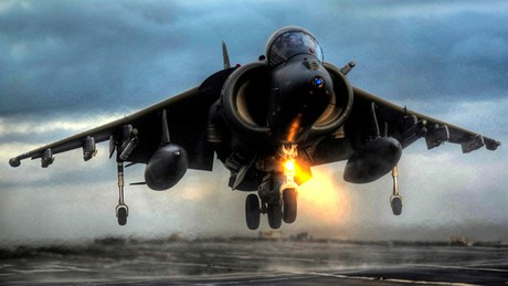 Letoun Harrier � britský Harrier p�istává na palub� letadlové lodi Ark Royal.