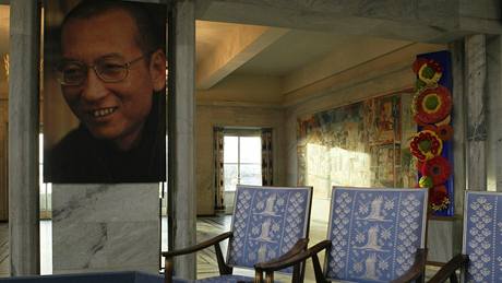 Fotografie Liou Siao-poa pi pedávání Nobelovy ceny za mír. Ocenného íana symbolizuje prázdná idle (10.12. 2010)