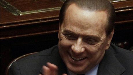 Silvio Berlusconi se raduje poté, co tsn ustál hlasování o dve jeho vlád (14. prosince 2010)