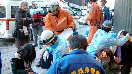 Záchranái pomáhají lidem pobodaným v tokijských autobusech (17. prosince 2010)