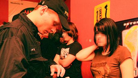 Jihlavský policista pi kontrole prodeje alkoholu mladistvým. Ilustraní foto