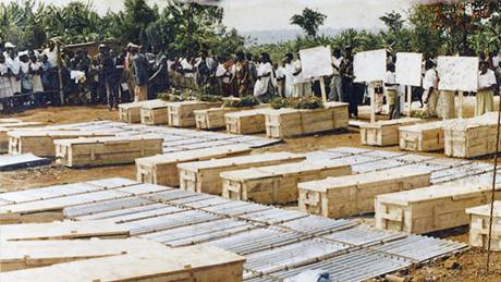 Hromadn poheb ostatk obt nalezench v masovm hrob v Ibuce