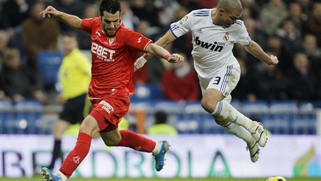 SKOK DO VÝKY. Pepe z Realu Madrid (vpravo) si ve skoku odstavil Negreda ze Sevilly. 