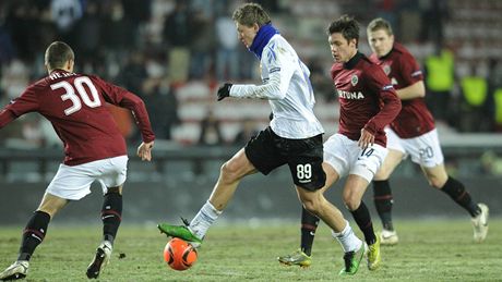 eský útoník Tomá Necid z CSKA Moskva (uprosted) se snaí uniknout sparanu Lukái Hejdovi (vlevo).