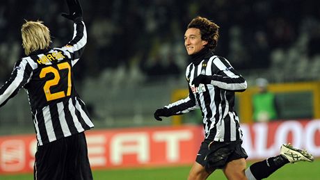 NECHYTÍ M Niccolo Giannetti z Juventusu (vpravo) slaví gól, gratulovat mu pibíhá spoluhrá Milo Krasi.
