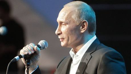 Vladimir Putin zazpíval skladbu Louise Armstronga Blueberry Hill.