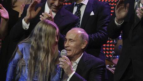 Vladimir Putin neváhal na charitativním koncertu zazpívat.