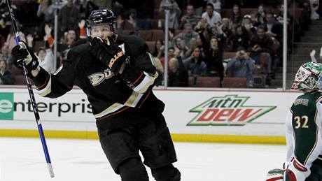 Corey Perry z Anaheimu práv pekonal Niklase Backströma v brance Minnesoty.