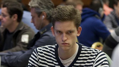 �ETONY. Hrá�i pokeru si �asto pohrávají se svými �etony. Tento snímek je z prvního dne turnaje European Poker Tour, který se tento týden koná v pra�ském hotelu Hilton.