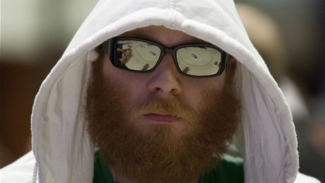 �ETONY. Hrá�i pokeru si �asto pohrávají se svými �etony. Tento snímek je z prvního dne turnaje European Poker Tour, který se tento týden koná v pra�ském hotelu Hilton.