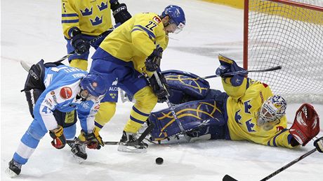 ANCE. Janne Lahti z Finska (v modrém) se snaí protlait puk do védské brány.