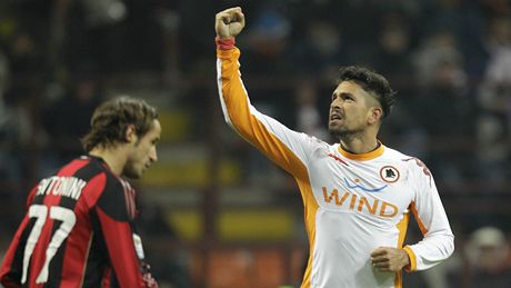OSLAVA GÓLU. Marco Borriello z AS �ím oslavuje gól, který práv� vst�elil do sít� AC Milán.