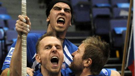 etí florbalisté se radují ze svtového bronzu.