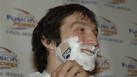 Alexandr Ovekin na tiskové konferenci, kde byl pedstaven jako nová "oholená" tvá firmy Gillette. 