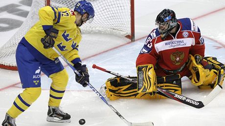 véd Niklas Persson v anci ped ruským gólmanem Vasilike Koekinem.