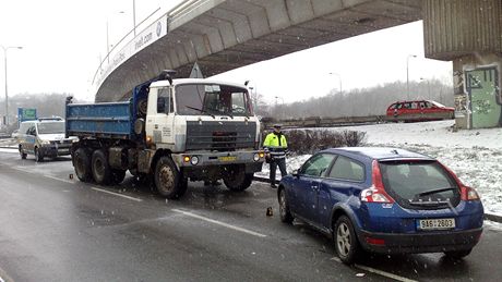 Dopravní nehoda dvou aut pod Barrandovským mostem
