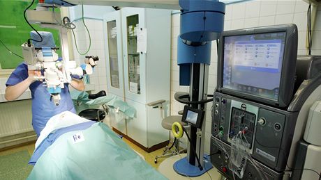 Nový pístroj Constellation (vpravo), kterých je v eské republice zatím pouze pt, vlevo je operaní mikroskop.