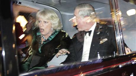 Rozlícení brittí studenti kopali i do auta s princem Charlesem a jeho chotí (9. prosince 2010)