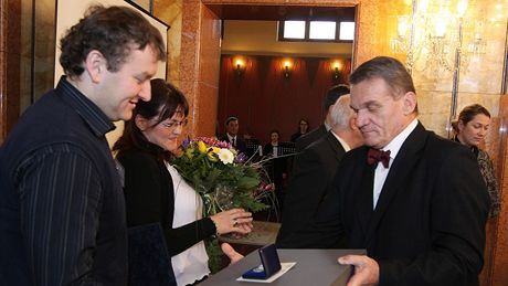 Primátor Svoboda p�edává man�el�m Ku�erovým Cenu Michala Velí�ka