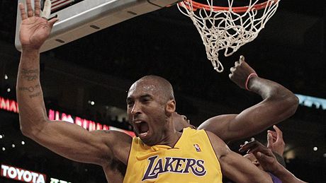 Kobe Bryant z LA Lakers v duelu s Oklahomou City Thunder