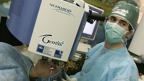 Nový 6D laser Schwin Amaris 750S na oní klinice Gemini ve Zlín pedvedl léka Pavel Stodlka na pacientce Mart Vopatilové.